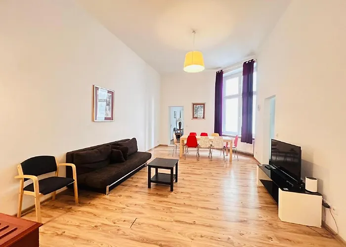 Central City Apartments דירה